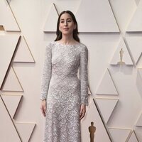 Alana Haim en la alfombra roja de los Oscar 2022