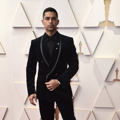 Wilmer Valderrama en la alfombra roja de los Oscar 2022