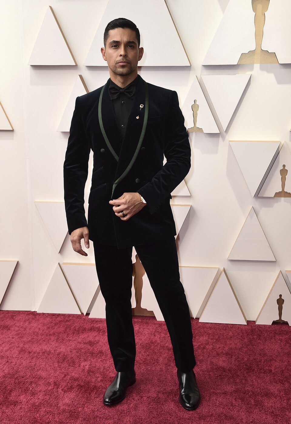 Wilmer Valderrama en la alfombra roja de los Oscar 2022