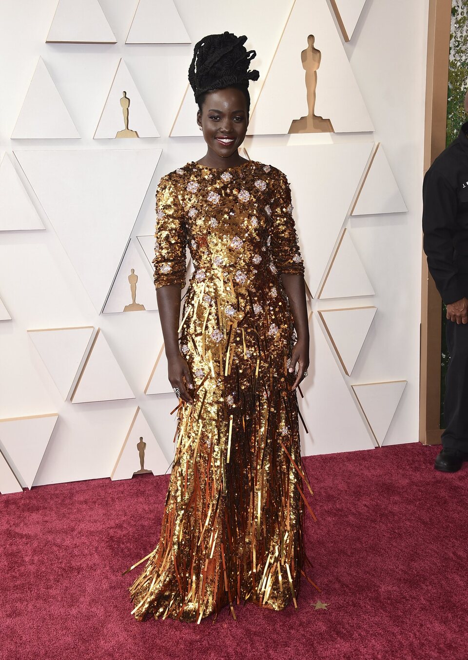 Lupita Nyong'o en la alfombra roja de los Oscar 2022