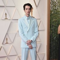 Kodi Smit-McPhee en la alfombra roja de los Oscar 2022