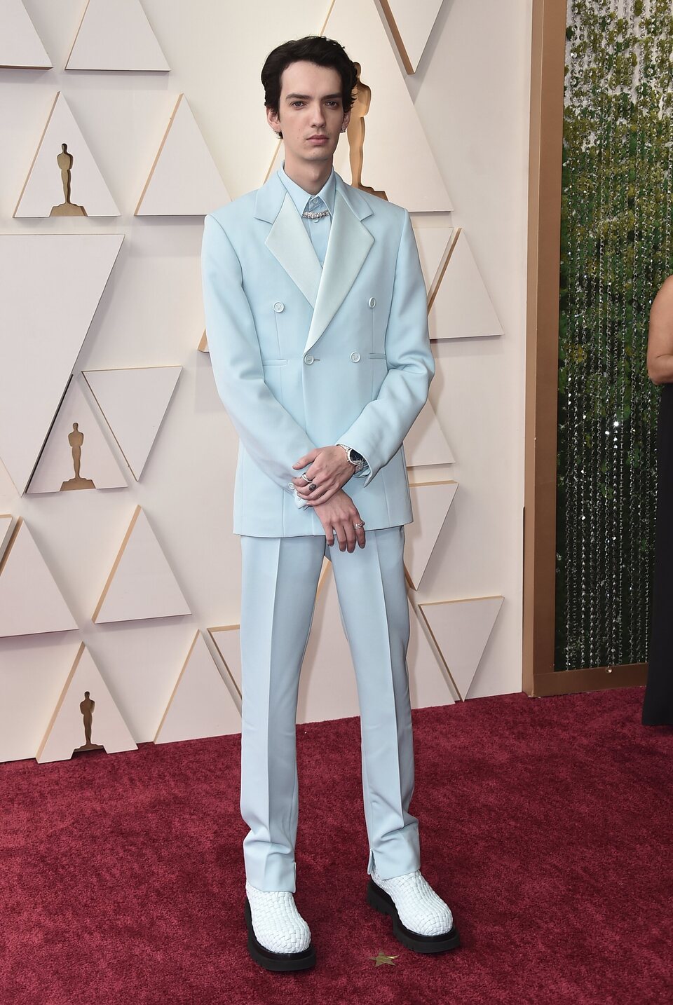 Kodi Smit-McPhee en la alfombra roja de los Oscar 2022