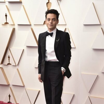 Rami Malek en la alfombra roja de los Oscar 2022