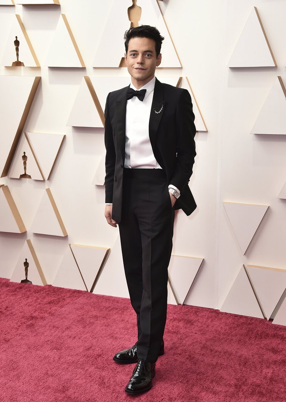 Rami Malek en la alfombra roja de los Oscar 2022