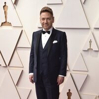 Kenneth Branagh en la alfombra roja de los Oscar 2022