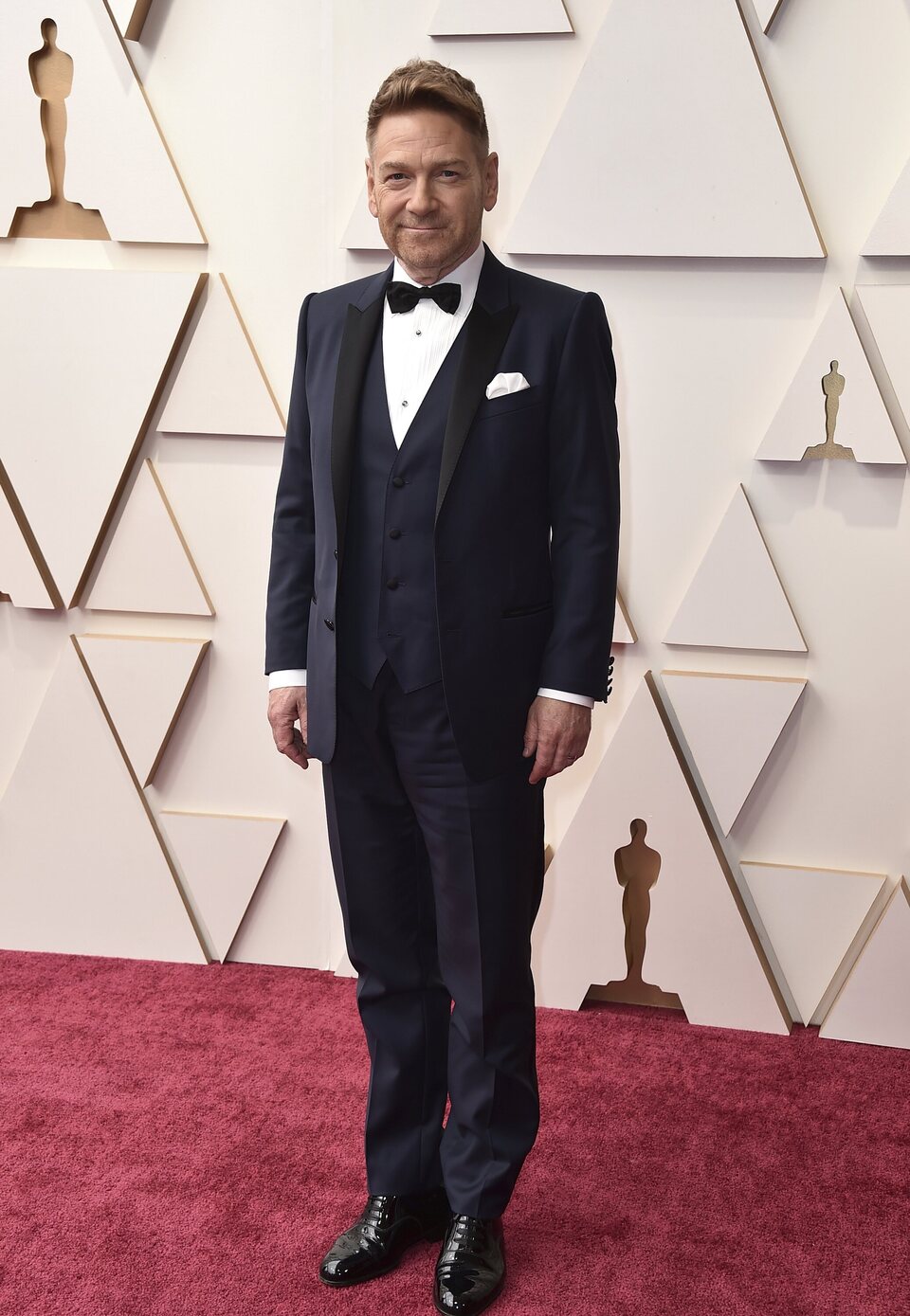 Kenneth Branagh en la alfombra roja de los Oscar 2022