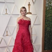 Kirsten Dunst en la alfombra roja de los Oscar 2022