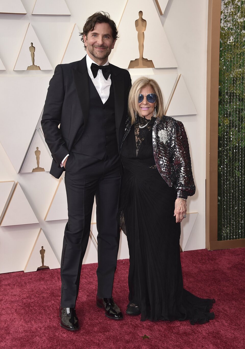 Bradley Cooper y su madre en la alfombra roja de los Oscar 2022