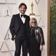 Bradley Cooper y su madre en la alfombra roja de los Oscar 2022