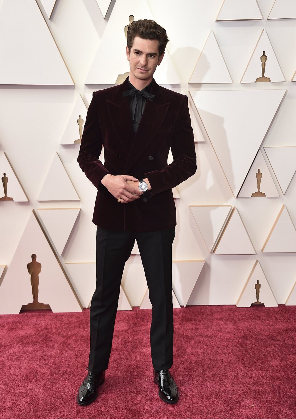 Andrew Garfield en la alfombra roja de los Oscar 2022