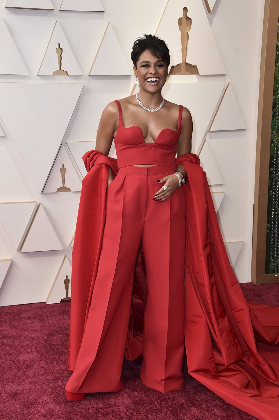 Ariana DeBose en la alfombra roja de los Oscar 2022