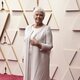 Judi Dench en la alfombra roja de los Oscar 2022