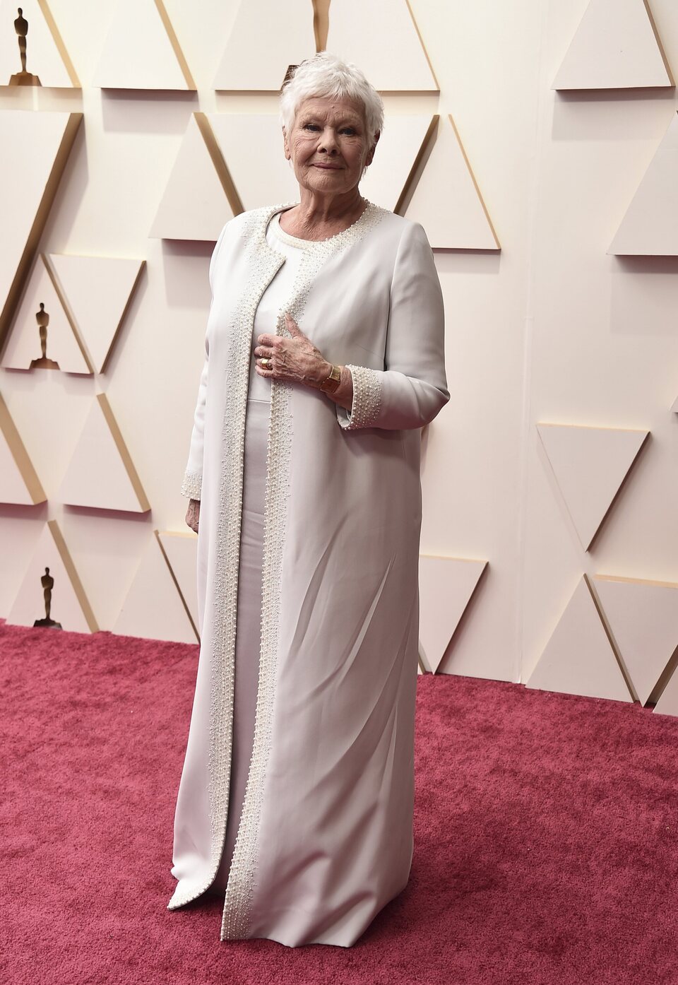 Judi Dench en la alfombra roja de los Oscar 2022