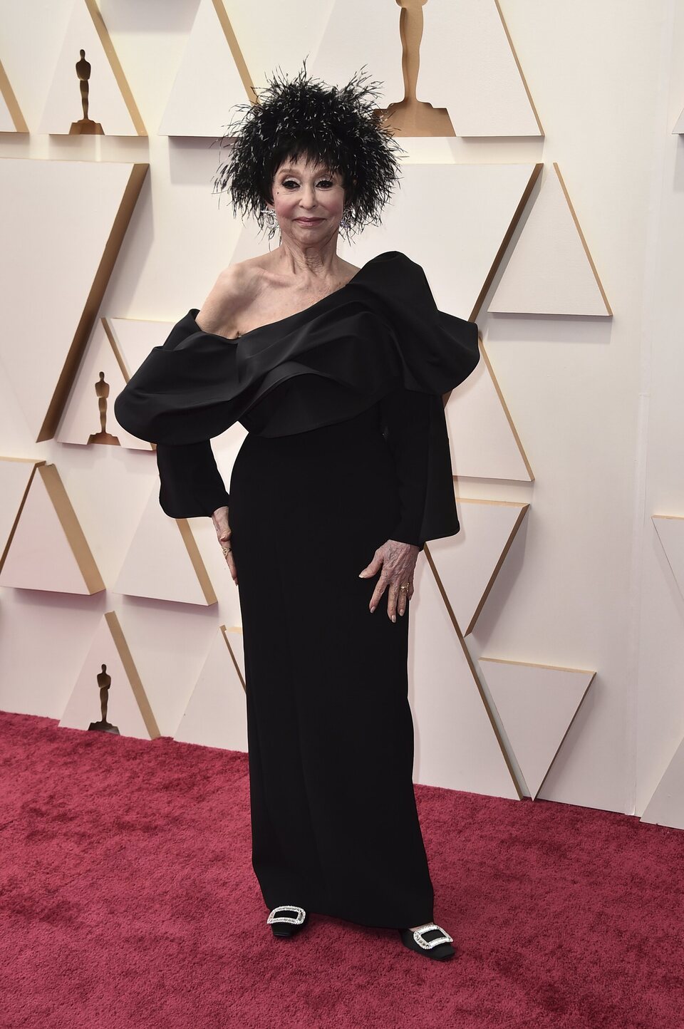 Rita Moreno en la alfombra roja de los Oscar 2022