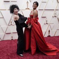 Rita Moreno y Ariana DeBose en la alfombra roja de los Oscar 2022