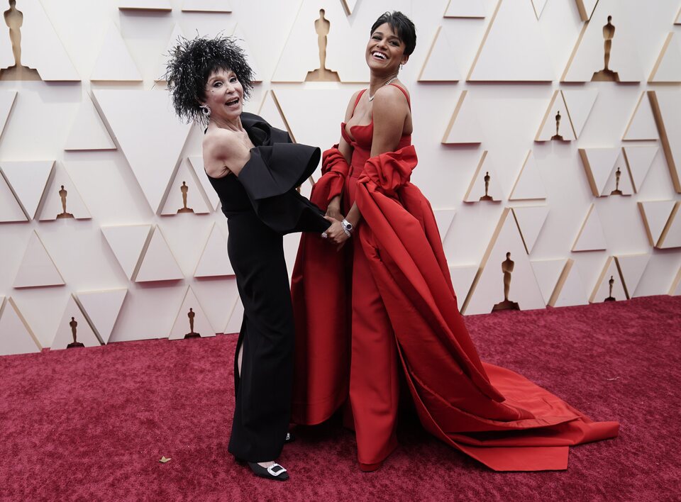 Rita Moreno y Ariana DeBose en la alfombra roja de los Oscar 2022