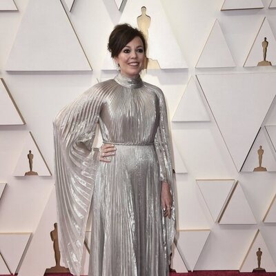 Olivia Colman en la alfombra roja de los Oscar 2022