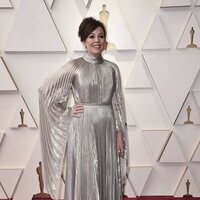 Olivia Colman en la alfombra roja de los Oscar 2022