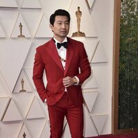 Simu Liu en la alfombra roja de los Oscar 2022