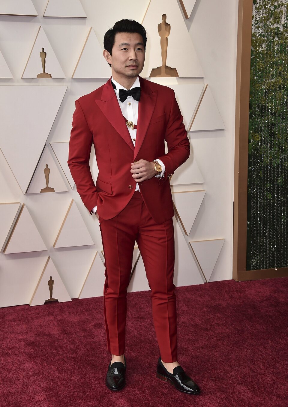 Simu Liu en la alfombra roja de los Oscar 2022