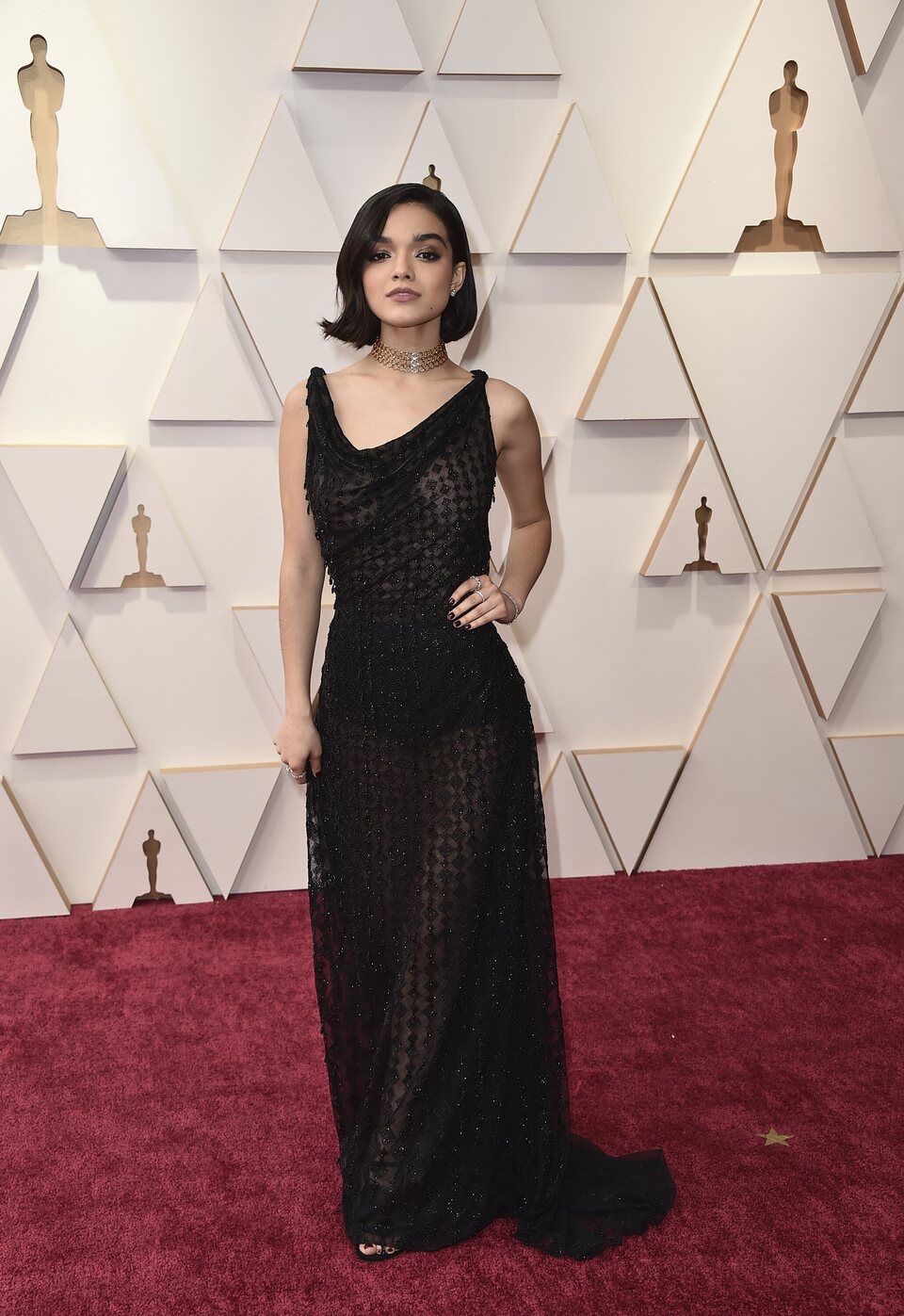 Rachel Zegler en la alfombra roja de los Oscar 2022