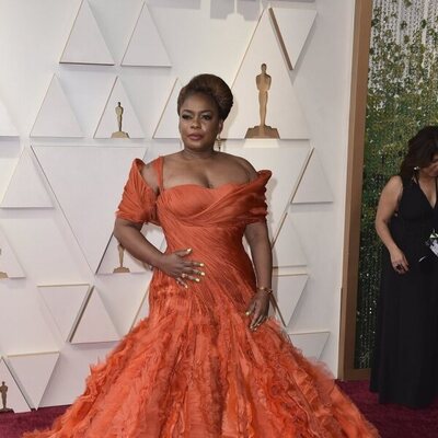 Aunjanue Ellis en la alfombra roja de los Oscar 2022