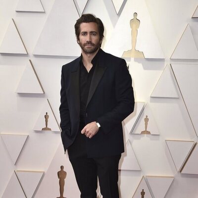 Jake Gyllenhaal en la alfombra roja de los Oscar 2022