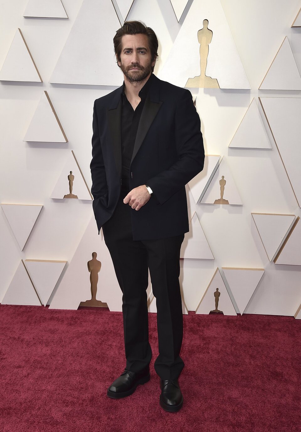 Jake Gyllenhaal en la alfombra roja de los Oscar 2022