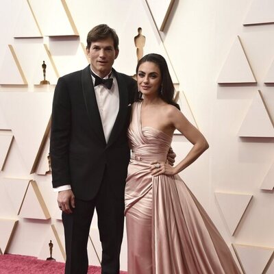 Mila Kunis y Ashton Kutcher en la alfombra roja de los Oscar 2022