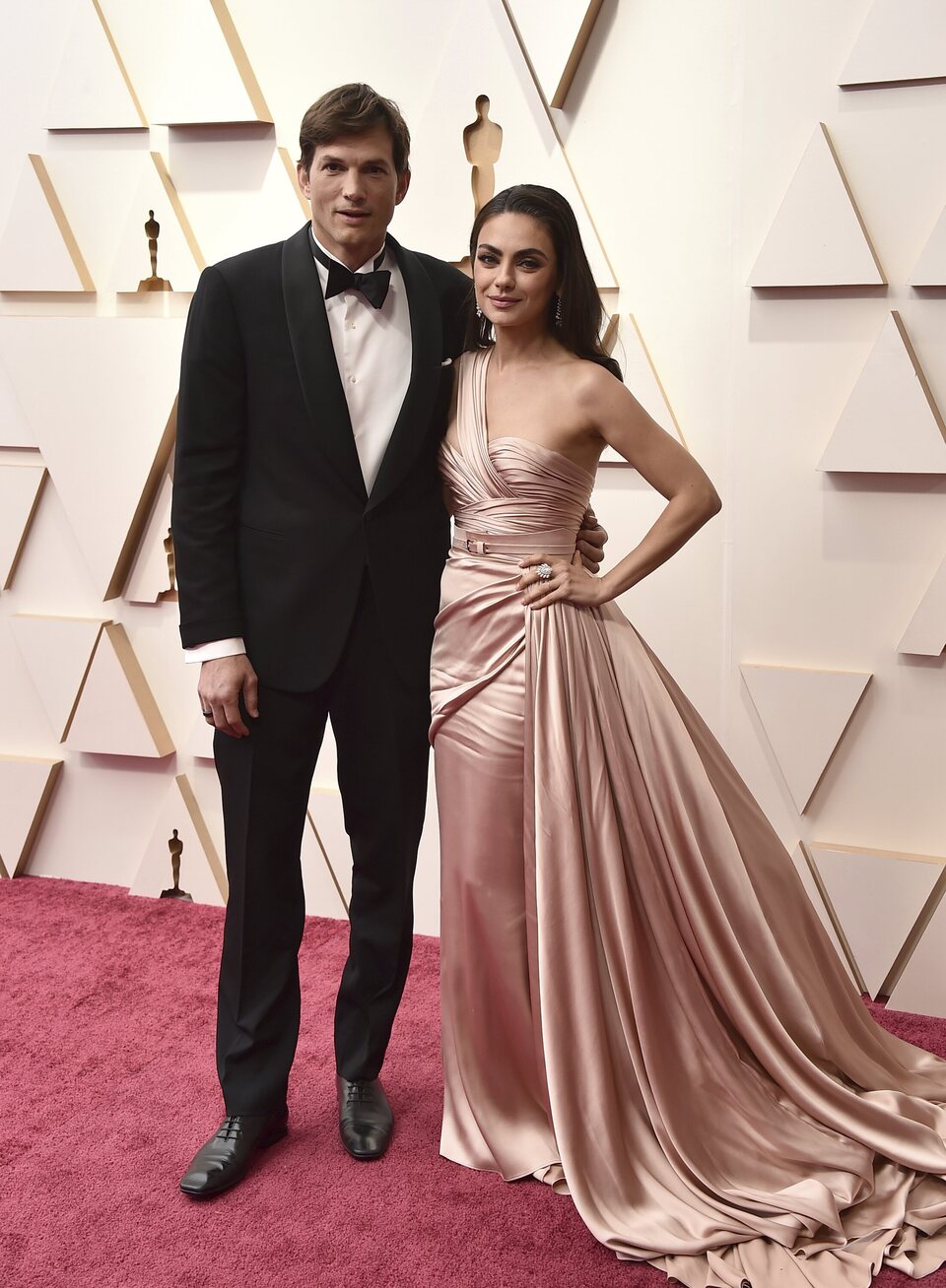 Mila Kunis y Ashton Kutcher en la alfombra roja de los Oscar 2022