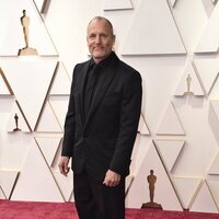 Woody Harrelson en la alfombra roja de los Oscar 2022