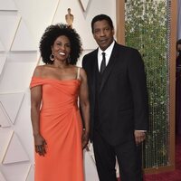 Denzel Washington y Pauletta Washington en la alfombra roja de los Oscar 2022