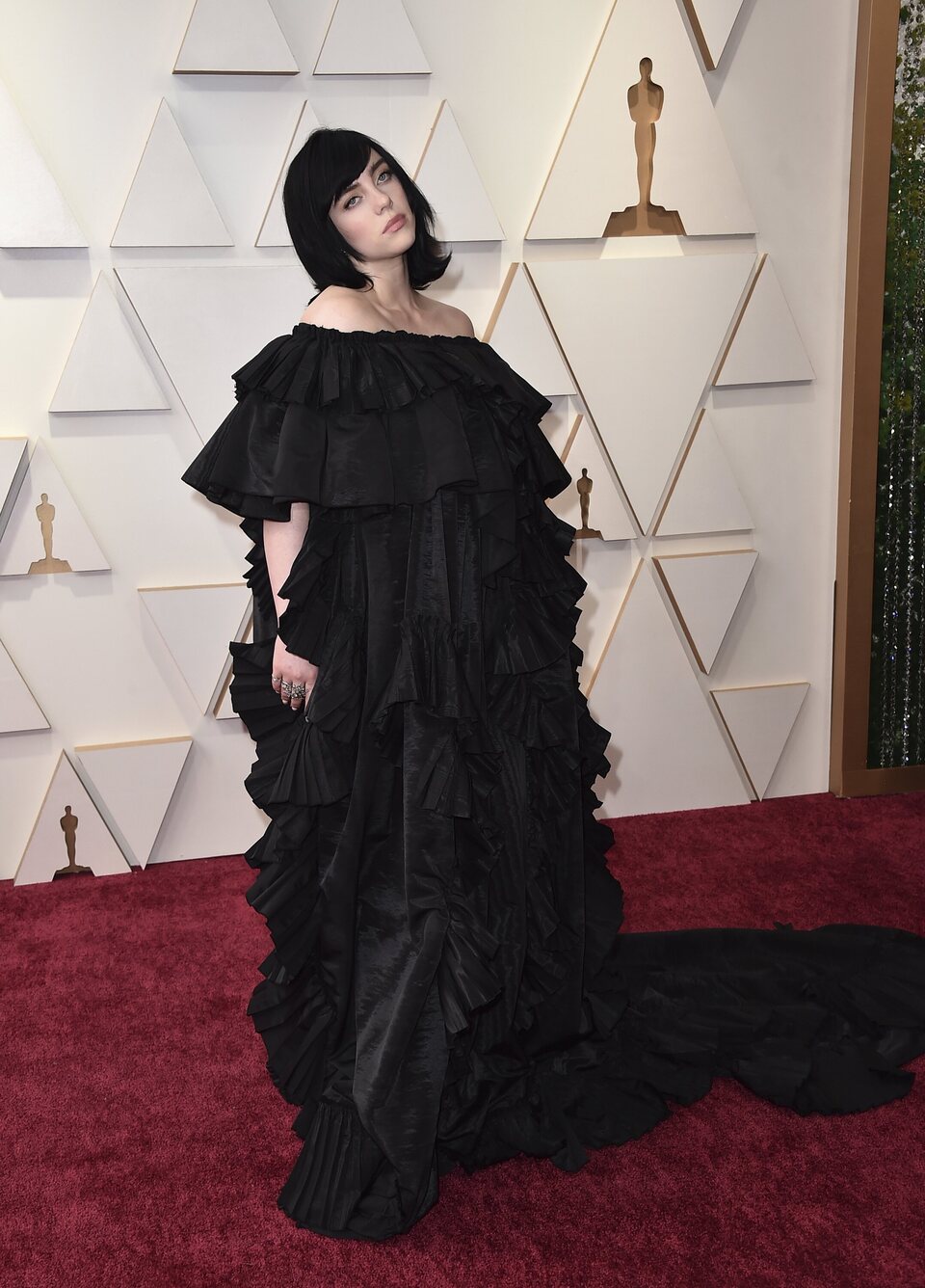 Billie Eilish en la alfombra roja de los Oscar 2022