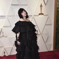 Billie Eilish en la alfombra roja de los Oscar 2022