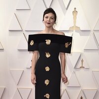 Maggie Gyllenhaal en la alfombra roja de los Oscar 2022