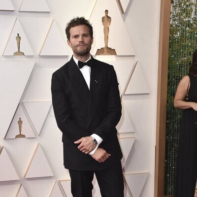 Jamie Dornan en la alfombra roja de los Oscar 2022