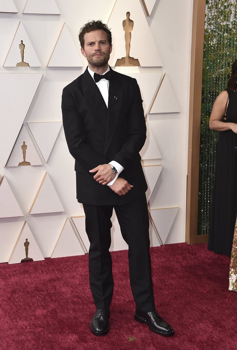 Jamie Dornan en la alfombra roja de los Oscar 2022