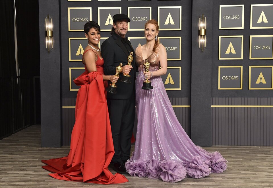 Ariana DeBos, Troy Kotsur y Jessica Chastain con su Oscar a las mejores interpretaciones