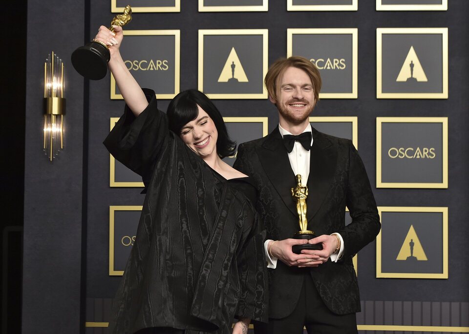 Billie Eilish y Finneas Oconnell, ganadores del Oscar a la mejor cación