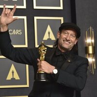 Troy Kotsur posa con su Oscar por 'CODA'