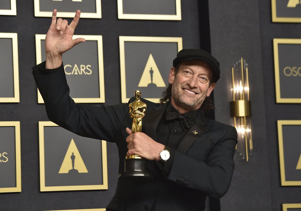 Troy Kotsur posa con su Oscar por 'CODA'