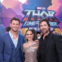 Chris Hemsworth, Natalie Portman y Christian Bale en la premiere mundial de 'Thor: Love and Thunder'