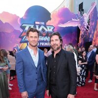 Chris Hemsworth y Christian Bale en la premiere mundial de 'Thor: Love and Thunder'