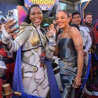 Tessa Thompson con una fan en la premiere mundial de 'Thor: Love and Thunder'