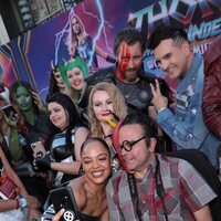 Tessa Thompson con fans en la premiere mundial de 'Thor: Love and Thunder'