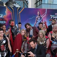 Chris Pratt con fans en la premiere mundial de 'Thor: Love and Thunder'