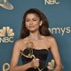 Zendaya con su Emmy a la Mejor actriz protagonista