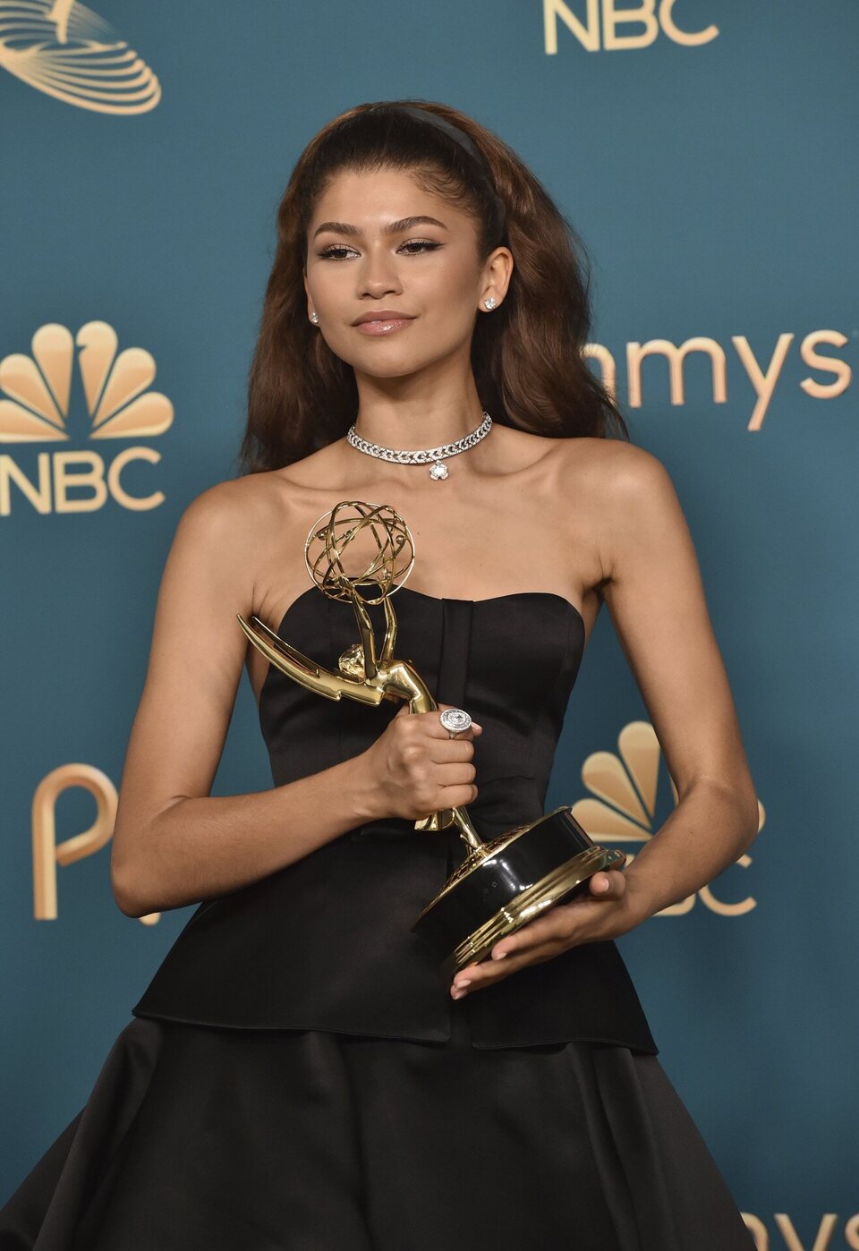 Zendaya con su Emmy a la Mejor actriz protagonista