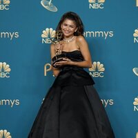 Zendaya posa con su Emmy 2022 a la Mejor actriz