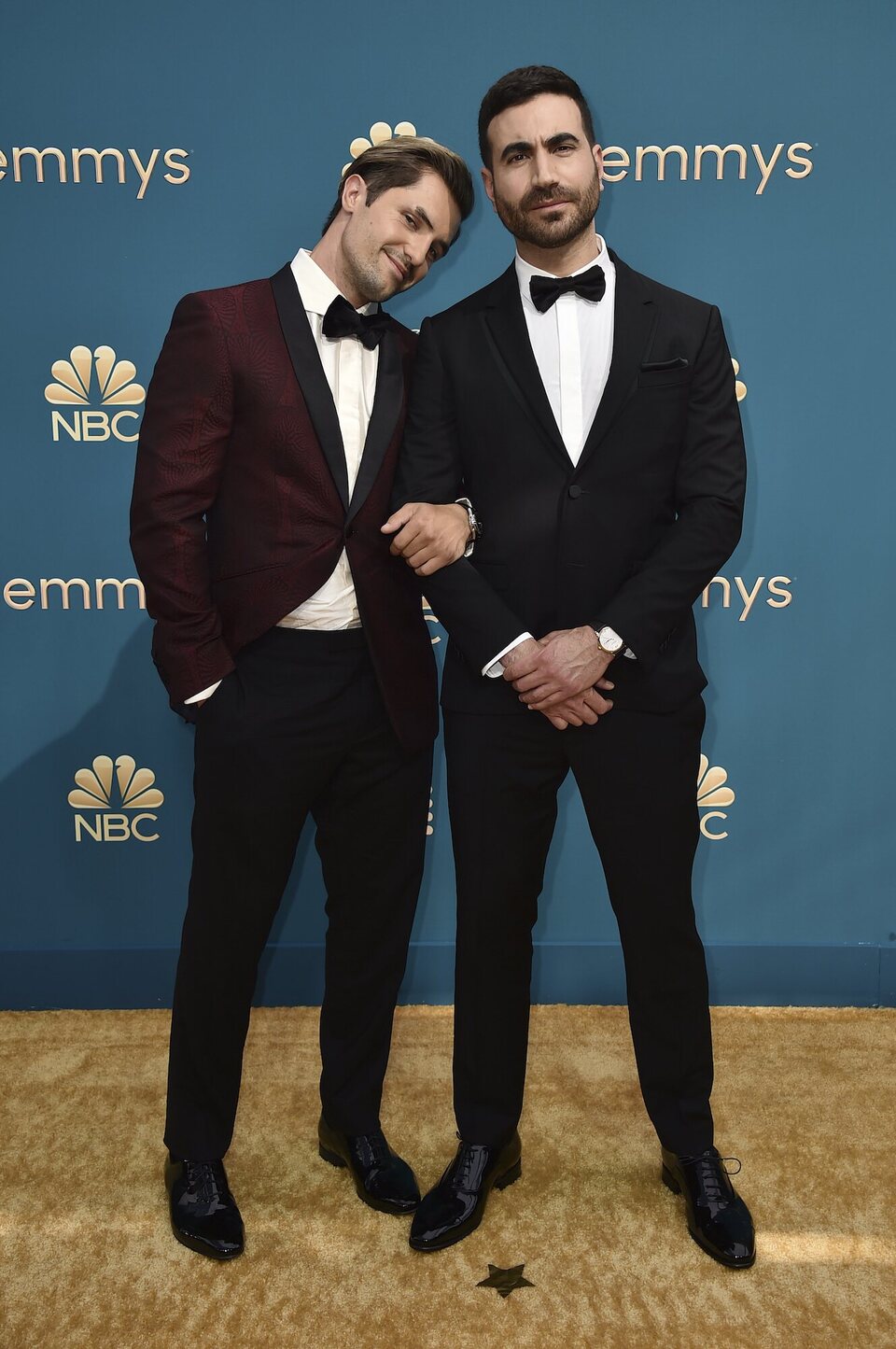 Brett Goldstein y Phil Dunster en la alfombra roja de los Emmy 2022